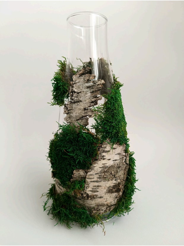 Vază pentru flori decorată cu mușchi