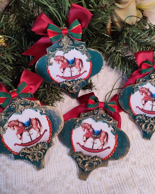 Set de ornamente handmade Crăciun  căluț balansoar vintage, ecou al copilăriei