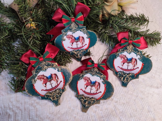 Set de ornamente handmade Crăciun căluț balansoar vintage, ecou al copilăriei