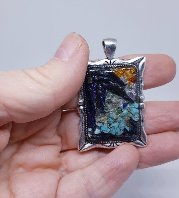Pandantiv unicat, in forma de tablou ilustrand o padure magica, pictata cu cristale de turmalina, turcoaz, fluorina, chihlimbsr