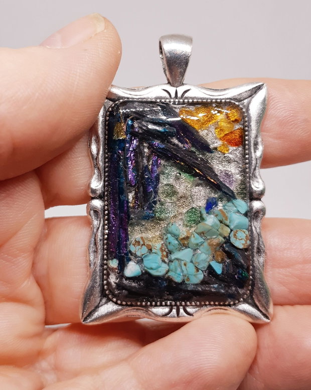 Pandantiv unicat, in forma de tablou ilustrand o padure magica, pictata cu cristale de turmalina, turcoaz, fluorina, chihlimbsr