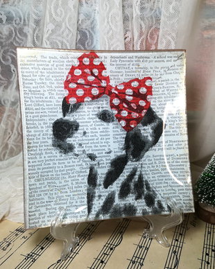 Catelușa Minnie Chic, pe farfurie de sticlă