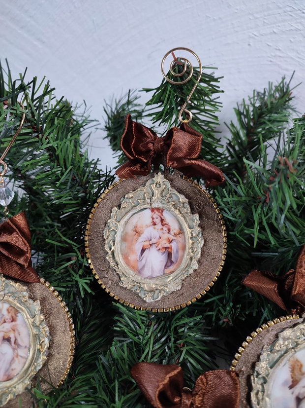 Ecouri dintr-un Crăciun vintage set de ornamente handmade cu imagini sacre