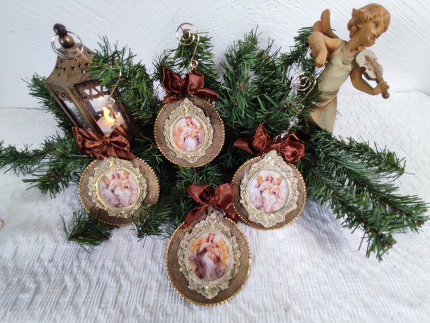 Ecouri dintr-un Crăciun vintage set de ornamente handmade cu imagini sacre