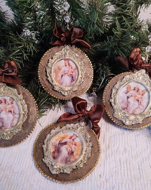 Ecouri dintr-un Crăciun vintage  set de ornamente handmade cu imagini sacre