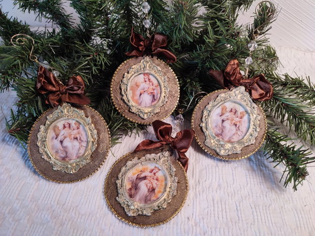 Ecouri dintr-un Crăciun vintage set de ornamente handmade cu imagini sacre