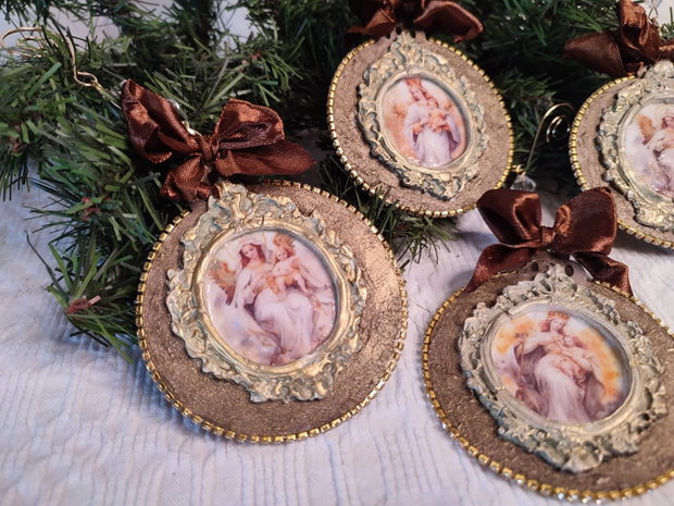 Ecouri dintr-un Crăciun vintage set de ornamente handmade cu imagini sacre