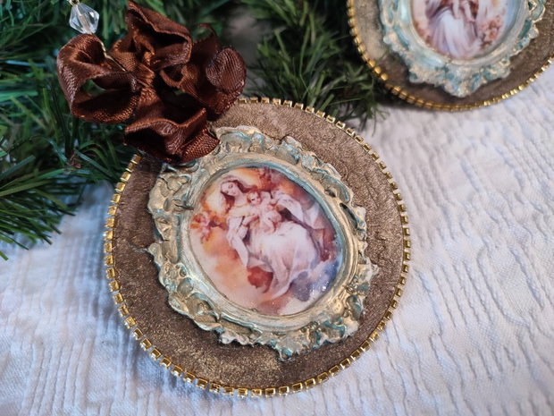 Ecouri dintr-un Crăciun vintage set de ornamente handmade cu imagini sacre
