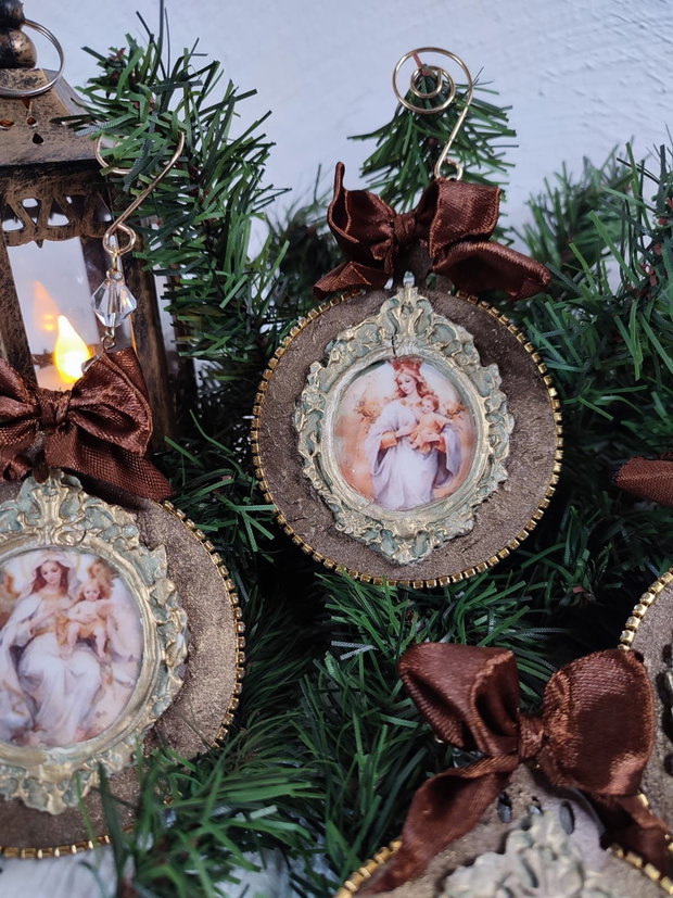 Ecouri dintr-un Crăciun vintage set de ornamente handmade cu imagini sacre