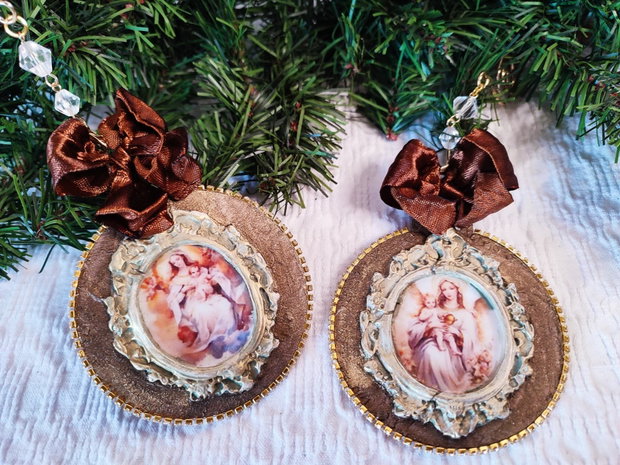 Ecouri dintr-un Crăciun vintage set de ornamente handmade cu imagini sacre