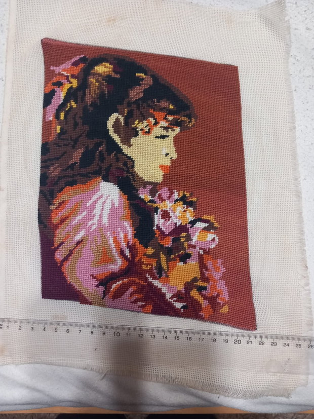 Goblen lucrat manual Portret fetiță cu flori