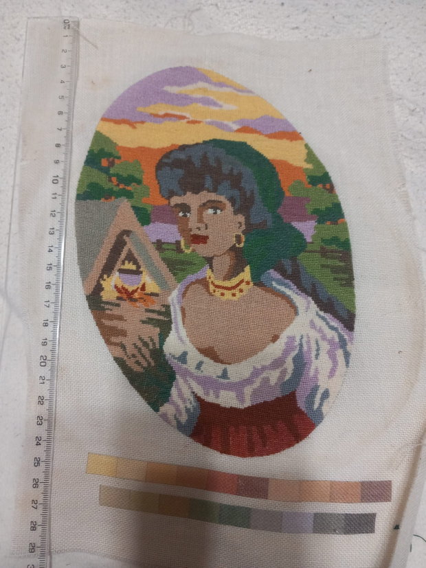 Vând un goblen lucrat manual, reprezentând un portret delica