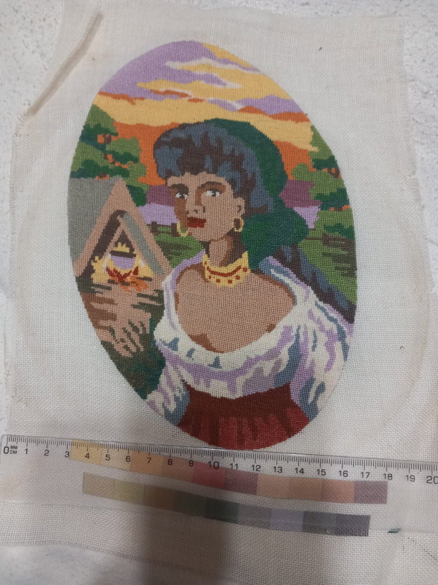Vând un goblen lucrat manual, reprezentând un portret delica