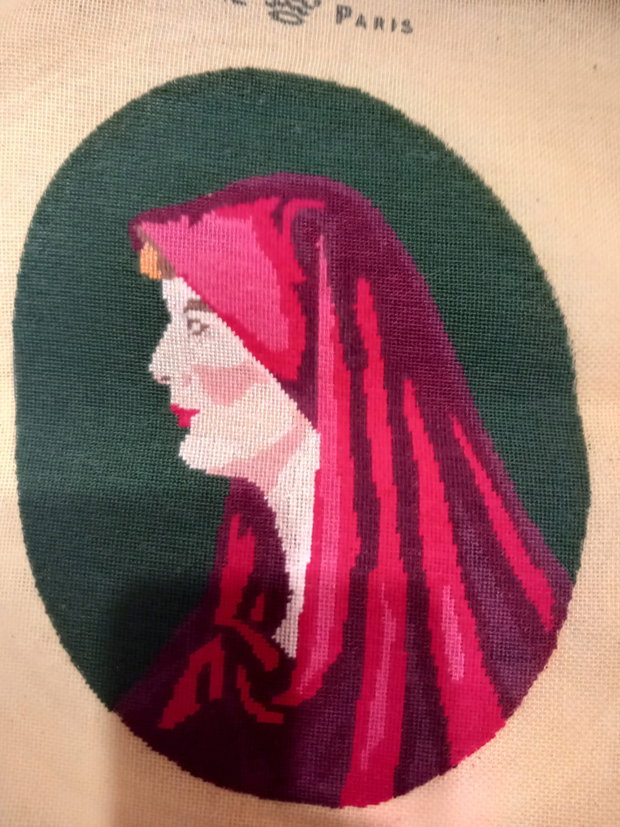 Vând un goblen lucrat manual, reprezentând un portret delica