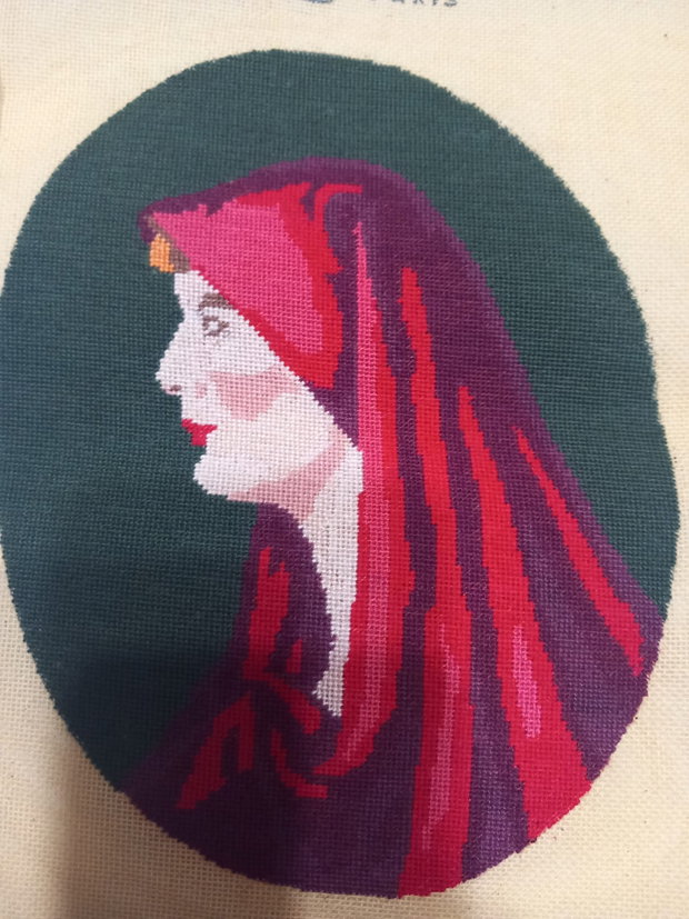 Vând un goblen lucrat manual, reprezentând un portret delica