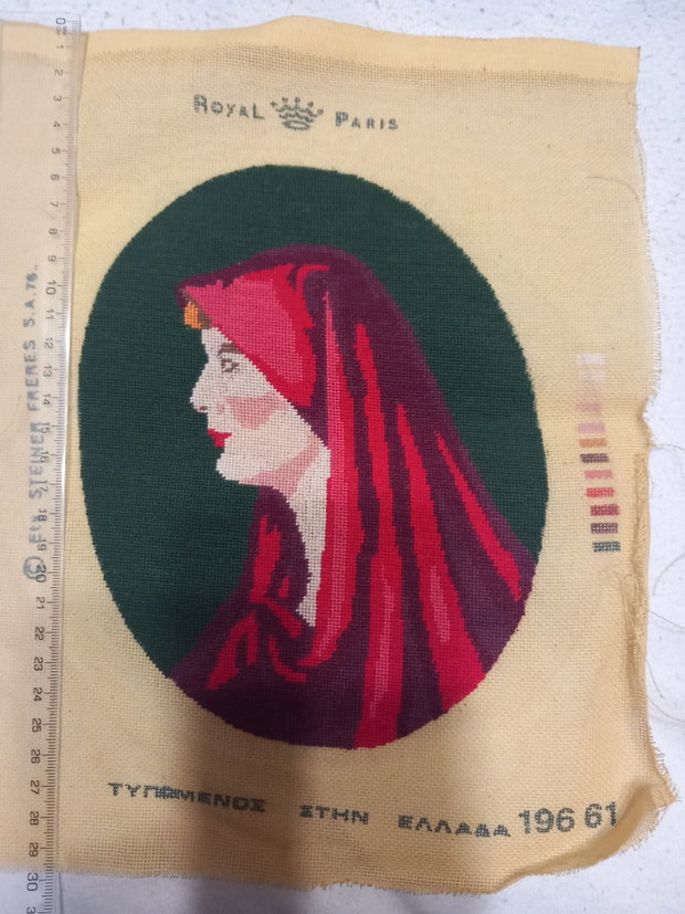 Vând un goblen lucrat manual, reprezentând un portret delica