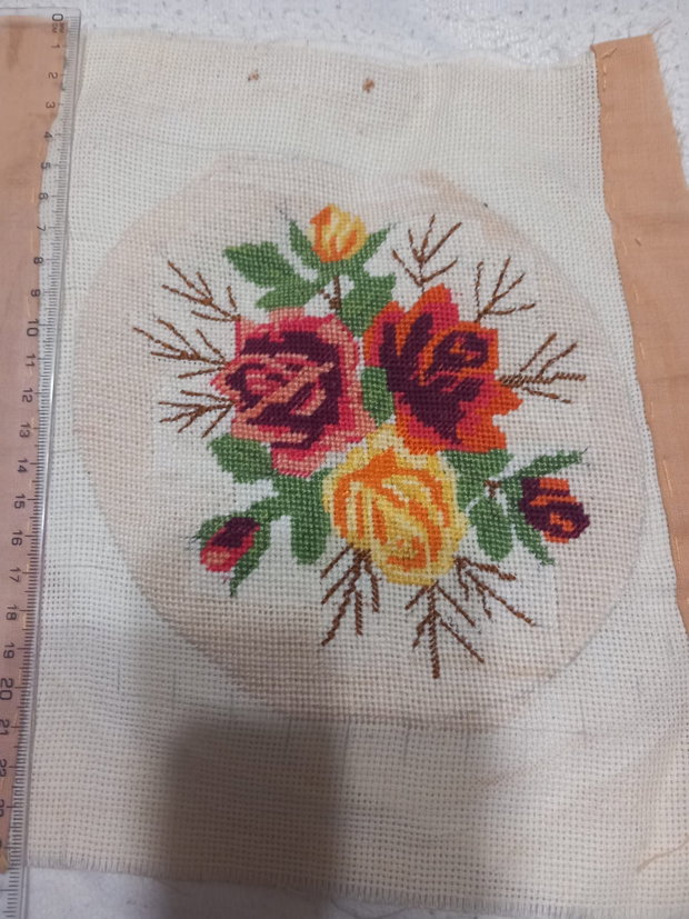 Vând un goblen lucrat manual, reprezentând un buchet de flori delicat