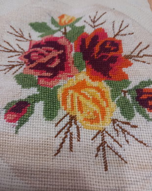 Vând un goblen lucrat manual, reprezentând un buchet de flori delicat