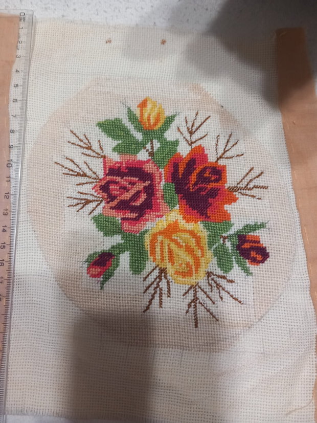Vând un goblen lucrat manual, reprezentând un buchet de flori delicat