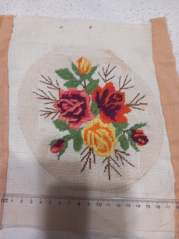Vând un goblen lucrat manual, reprezentând un buchet de flori delicat