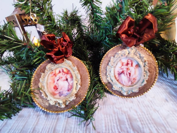 Ecouri dintr-un Crăciun vintage set de 2 ornamente handmade cu imagini sacre