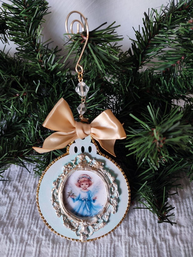 Decoratiune handmade Crăciun Îngeraș cu chip senin și flori albastre