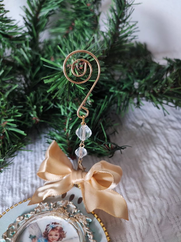 Decoratiune handmade Crăciun Îngeraș cu chip senin și flori albastre