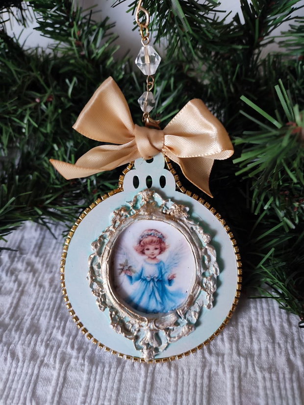 Decoratiune handmade Crăciun Îngeraș cu chip senin și flori albastre