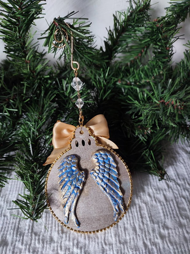 Decoratiune handmade Crăciun Îngeraș cu chip senin și flori albastre