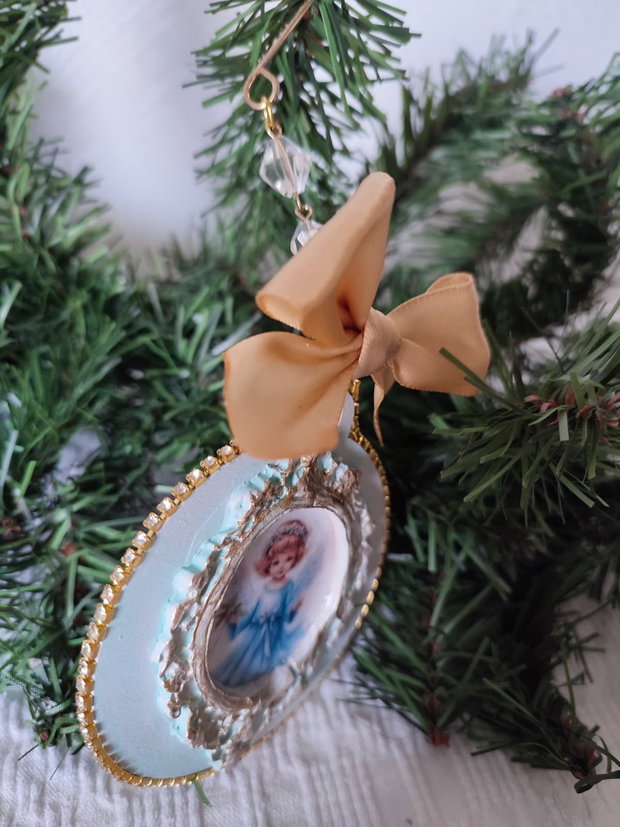 Decoratiune handmade Crăciun Îngeraș cu chip senin și flori albastre