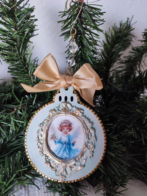 Decoratiune handmade Crăciun Îngeraș cu chip senin și flori albastre