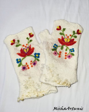 Manusi impaslite, cu motiv floral