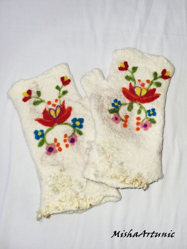 Manusi impaslite, cu motiv floral