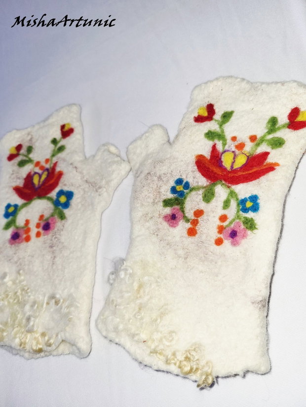 Manusi impaslite, cu motiv floral