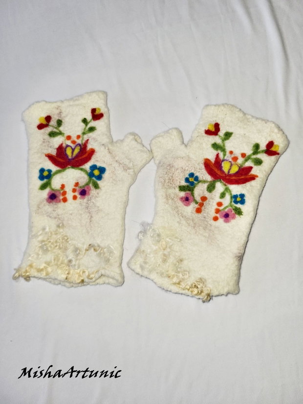 Manusi impaslite, cu motiv floral