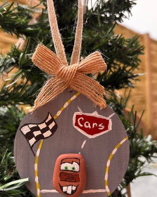 Cadou / ornament brad/ magnet pentru copii personaj Bucsa Cars