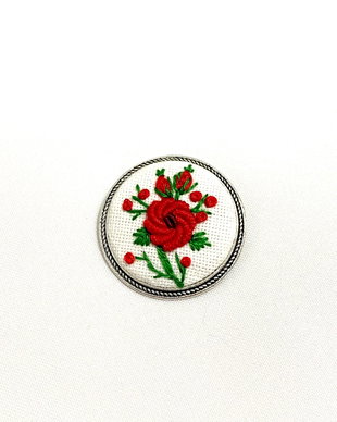 Brosa cu broderie manuala-flori brodate