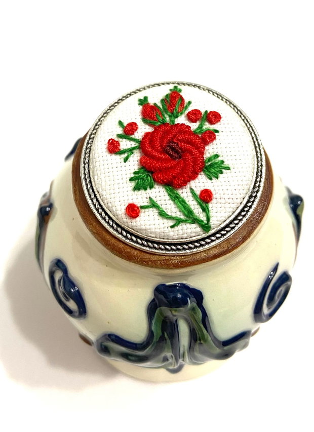 Brosa cu broderie manuala-flori brodate