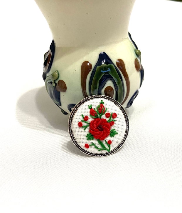 Brosa cu broderie manuala-flori brodate