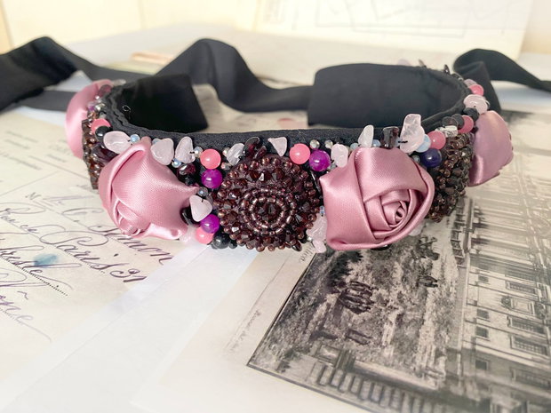 Brau elegant cu miniroze si cristale・Brau de ocazie cu mini trandafiri și cristale・Centură florală pentru ținute elegante・Curea elegantă pentru rochii de seară
