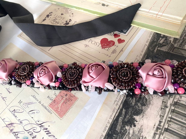Brau elegant cu miniroze si cristale・Brau de ocazie cu mini trandafiri și cristale・Centură florală pentru ținute elegante・Curea elegantă pentru rochii de seară