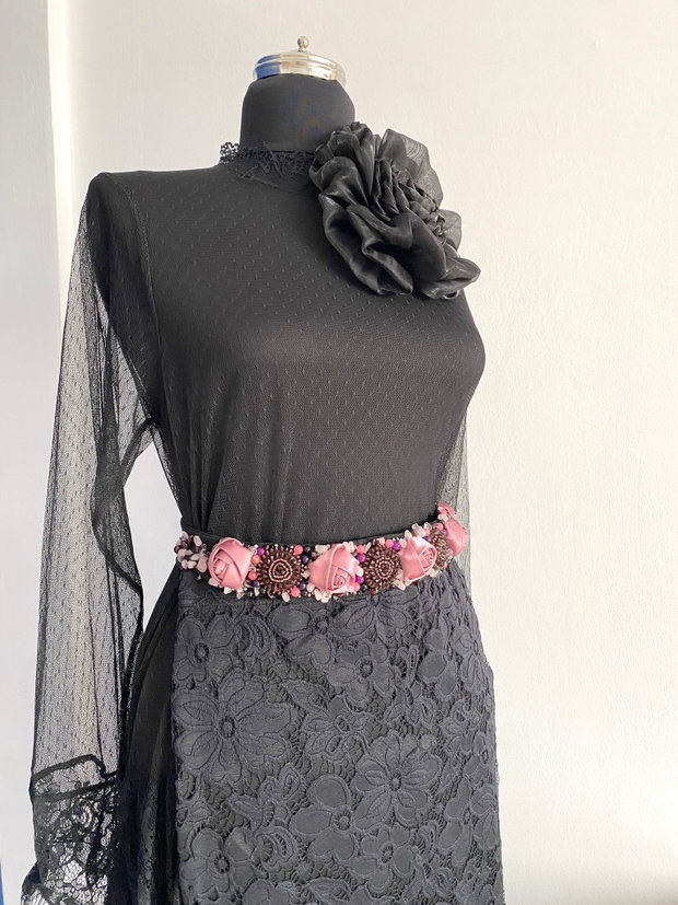Brau elegant cu miniroze si cristale・Brau de ocazie cu mini trandafiri și cristale・Centură florală pentru ținute elegante・Curea elegantă pentru rochii de seară