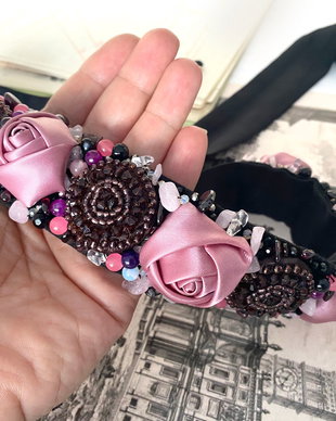 Brau elegant cu miniroze si cristale・Brau de ocazie cu mini trandafiri și cristale・Centură florală pentru ținute elegante・Curea elegantă pentru rochii de seară