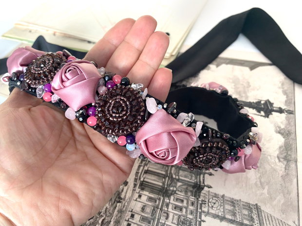 Brau elegant cu miniroze si cristale・Brau de ocazie cu mini trandafiri și cristale・Centură florală pentru ținute elegante・Curea elegantă pentru rochii de seară