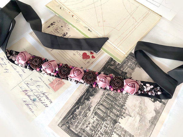 Brau elegant cu miniroze si cristale・Brau de ocazie cu mini trandafiri și cristale・Centură florală pentru ținute elegante・Curea elegantă pentru rochii de seară