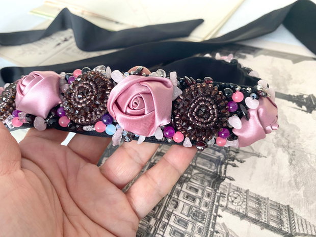 Brau elegant cu miniroze si cristale・Brau de ocazie cu mini trandafiri și cristale・Centură florală pentru ținute elegante・Curea elegantă pentru rochii de seară