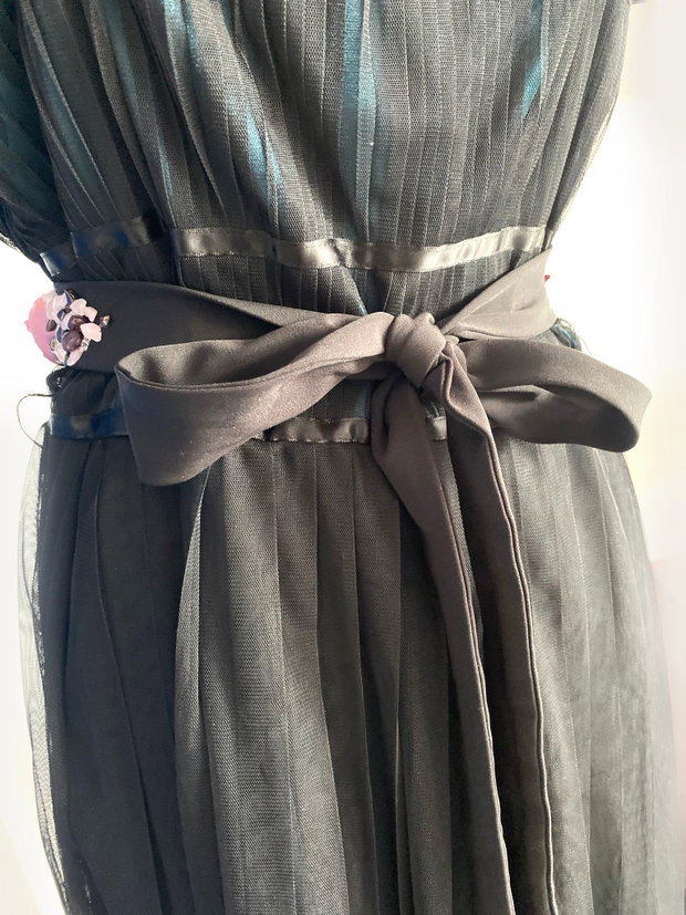 Brau elegant cu miniroze si cristale・Brau de ocazie cu mini trandafiri și cristale・Centură florală pentru ținute elegante・Curea elegantă pentru rochii de seară