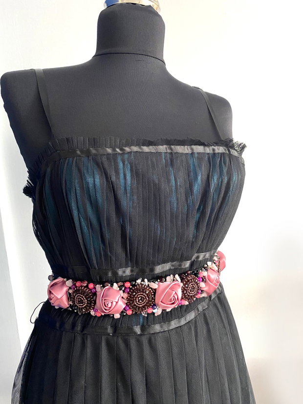 Brau elegant cu miniroze si cristale・Brau de ocazie cu mini trandafiri și cristale・Centură florală pentru ținute elegante・Curea elegantă pentru rochii de seară