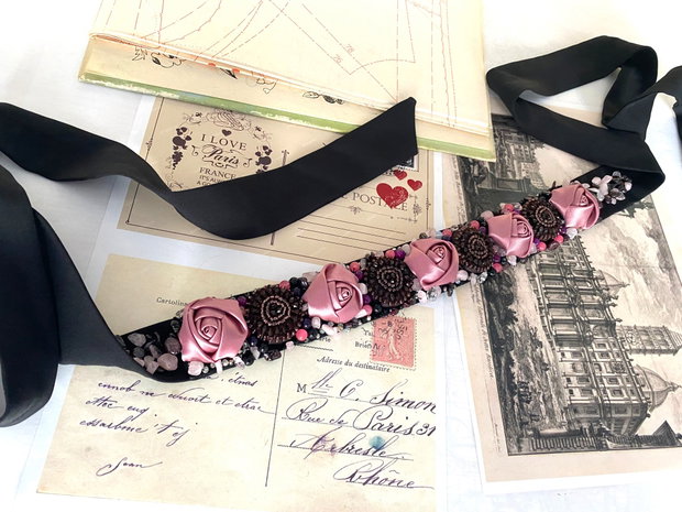 Brau elegant cu miniroze si cristale・Brau de ocazie cu mini trandafiri și cristale・Centură florală pentru ținute elegante・Curea elegantă pentru rochii de seară