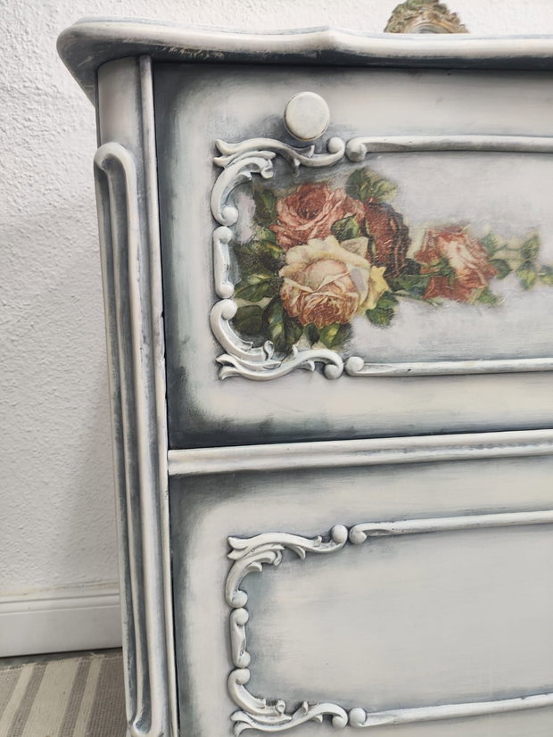 Comodă vintage recondiționată  alb patinat cu detalii florale